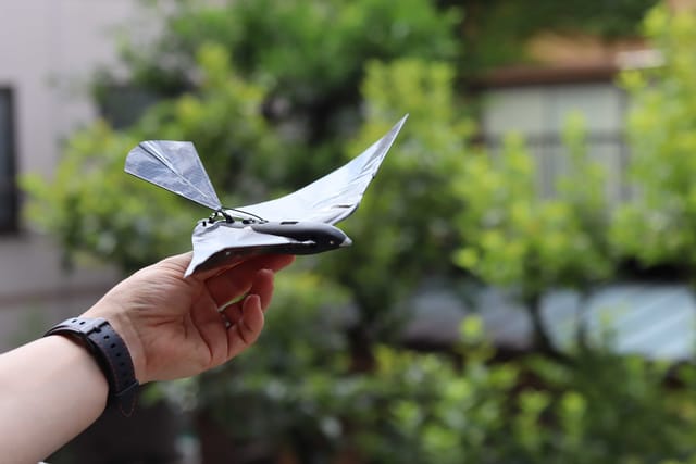 スマートフォンで操縦できるリアル鳥型ドローン