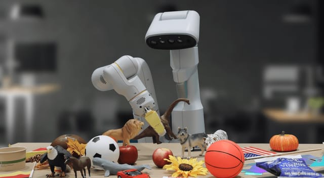 Google DeepMind、Webとロボットから学びロボット制御するVLAモデル「RT-2」公開─事前トレーニングにないタスクでも動作