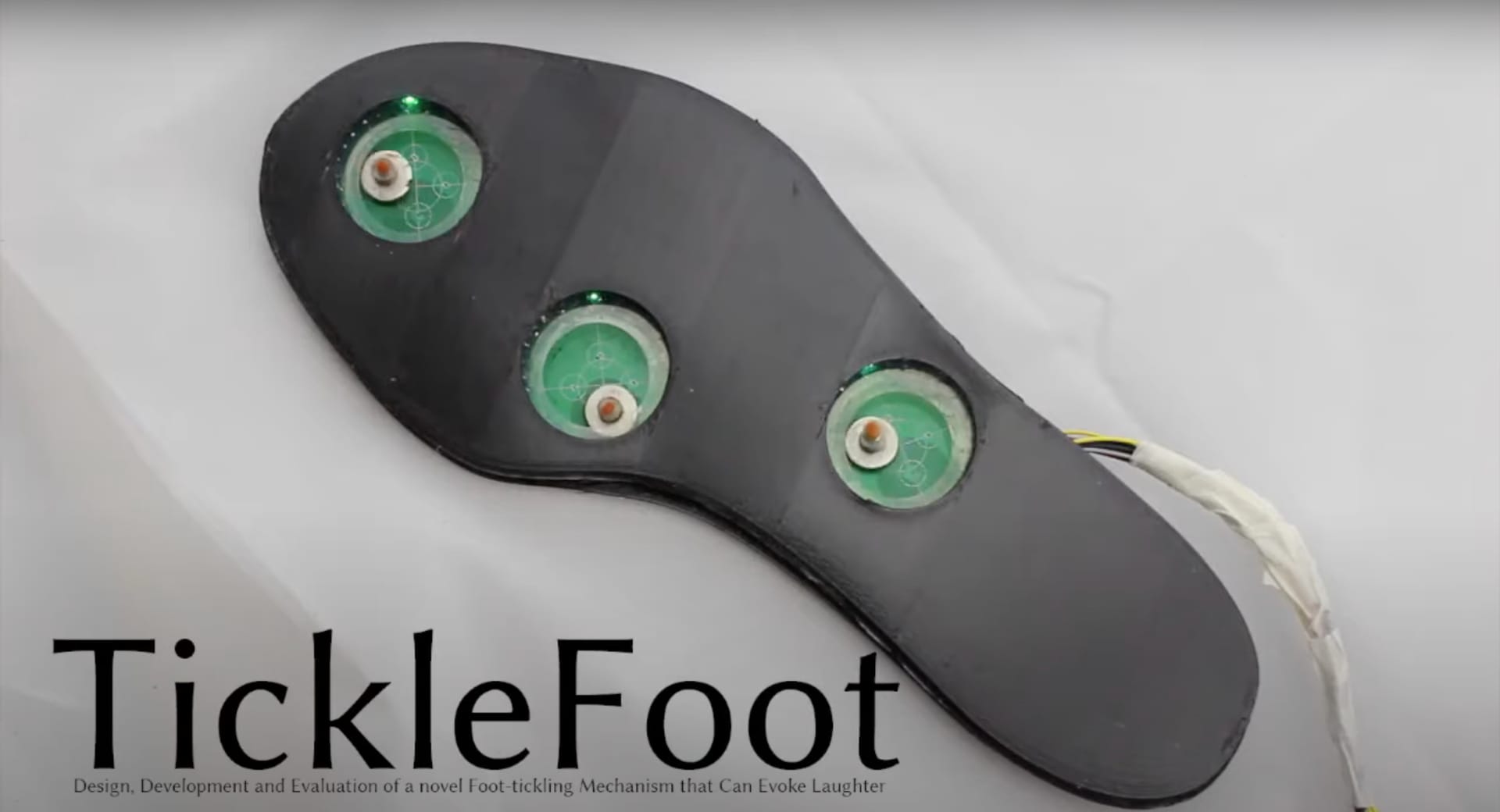 遠距離でも足裏をこちょこちょ？笑いを誘発するくすぐりブラシ内蔵インソール「TickleFoot」を開発