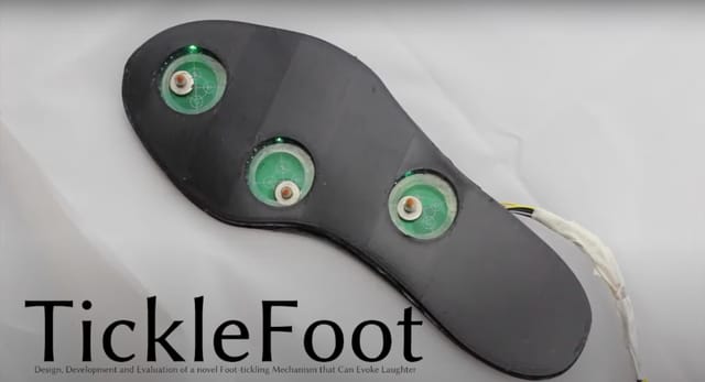 遠距離でも足裏をこちょこちょ？笑いを誘発するくすぐりブラシ内蔵インソール「TickleFoot」を開発