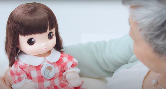 タカラトミーがシニア向けの幼児型人形「あみちゃん」を発売─AIにより約25億通りの多彩なおしゃべりが可能
