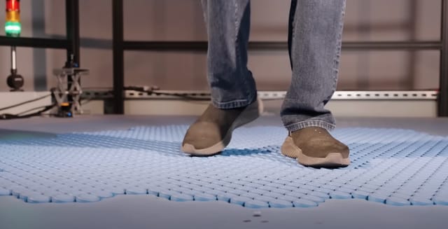 ディズニー、その場で歩ける動く床「ホロタイル(HoloTile)」を発表─VR空間での歩行を実現