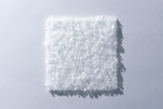 デザインスタジオ「YOY」、ミラノデザインウィーク2024で新作披露─雪の質感をもった花器や照明を発表