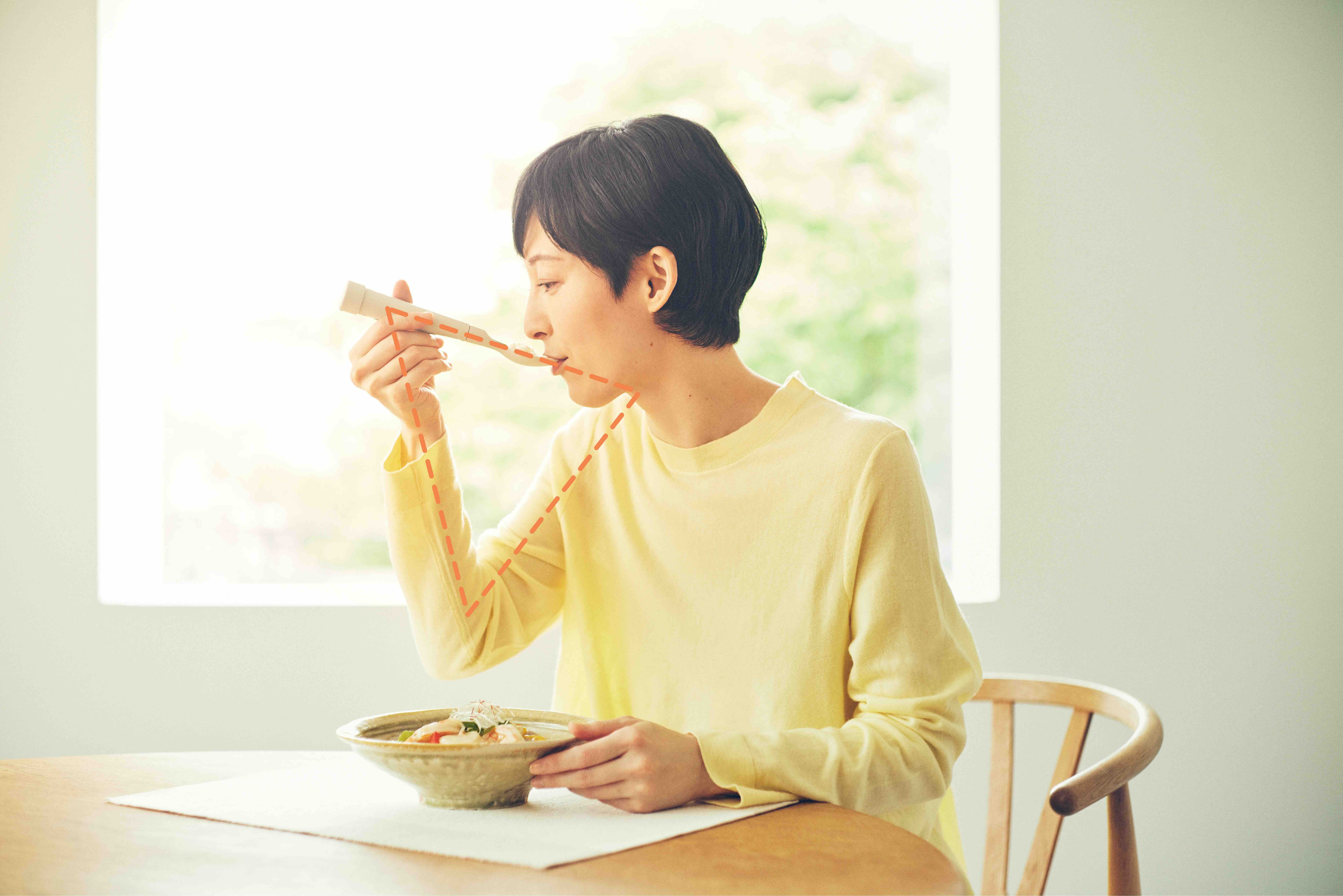 エレキソルト:微弱な電流で食事の塩味やうま味を増強する食器型