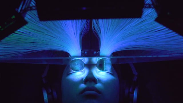 まぶたを閉じていても映像が見える装置