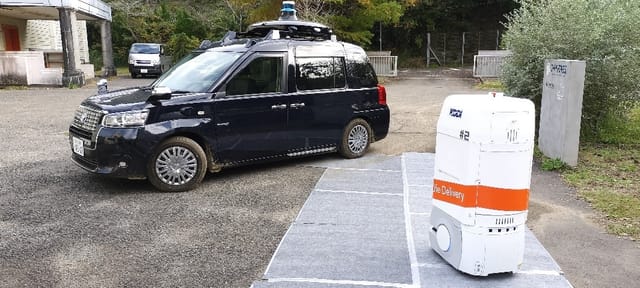 KDDIら、国内初の協調配送実証成功―ロボット・自動運転車・ドローン連携