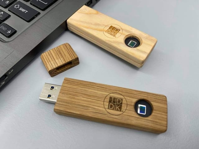 指先サイズのチップで顕微観察を実現するUSBスティック