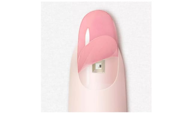 爪先に貼るだけで連絡先交換できるスマートネイル「INSTA NAIL」が発売、名刺もスマホも電池も不要