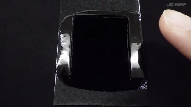 光の吸収率99.98％以上の“世界一の黒い”素材