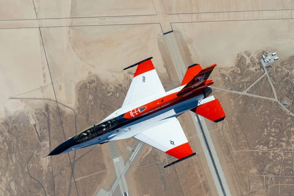 米軍、AI自律戦闘機「X-62A」の戦闘テストに成功 | 知財図鑑