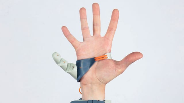 3Dプリントで作られた第3の親指―「The Third Thumb」