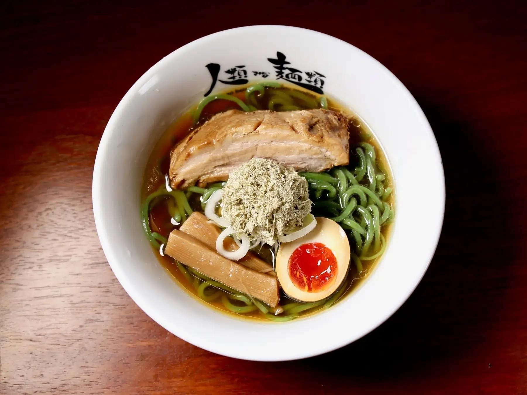 ユーグレナ、⼤阪⾏列No.1ラーメン店「⼈類みな麺類」とコラボ、『宇宙に最も近いラーメン』を期間限定販売