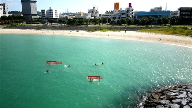 映像解析サービスのアジラが、ドローン映像と行動認識AIで「溺れる人」のリアルタイム検知に成功