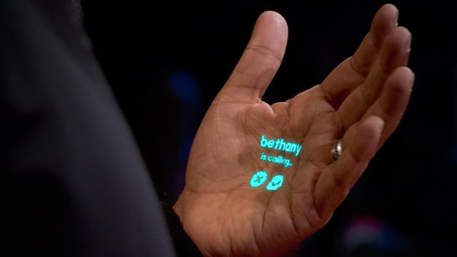元アップル幹部創設のスタートアップHumane、ウェアラブルAIデバイスのデモを公開─手のひら投影で受話、人の支援も