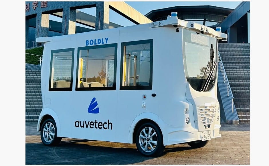 ソフトバンク子会社BOLDLYらが開発、レベル4対応の自動運転EV「MiCa」がナンバープレートを取得、公道走行が可能に
