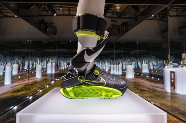 Nike、世界初の電動フットウェアシステム「Project Amplify」を発表―ロボティクスで歩行を支援