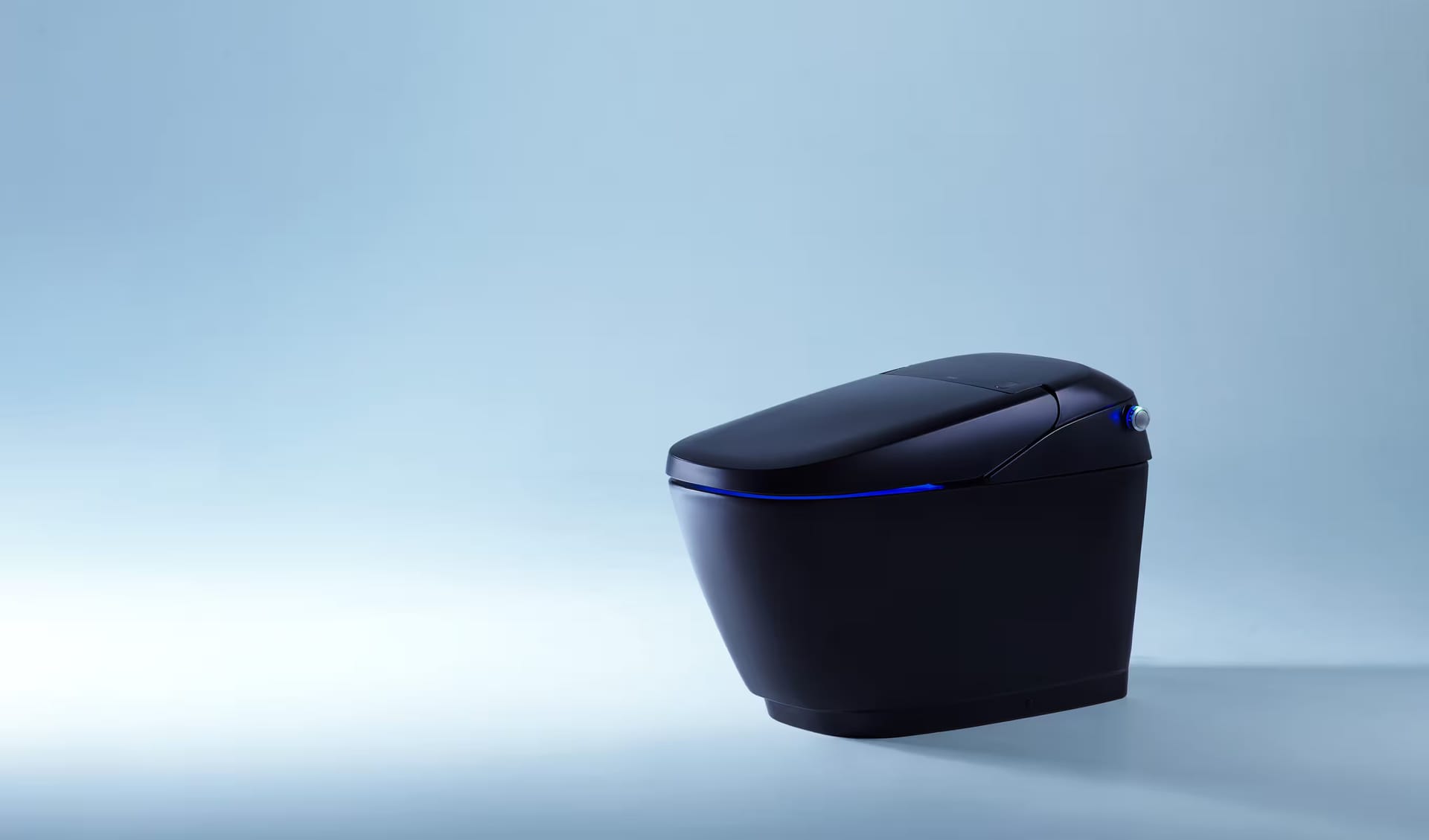 LIXIL、自分で掃除するトイレ｢SATIS X｣を発表