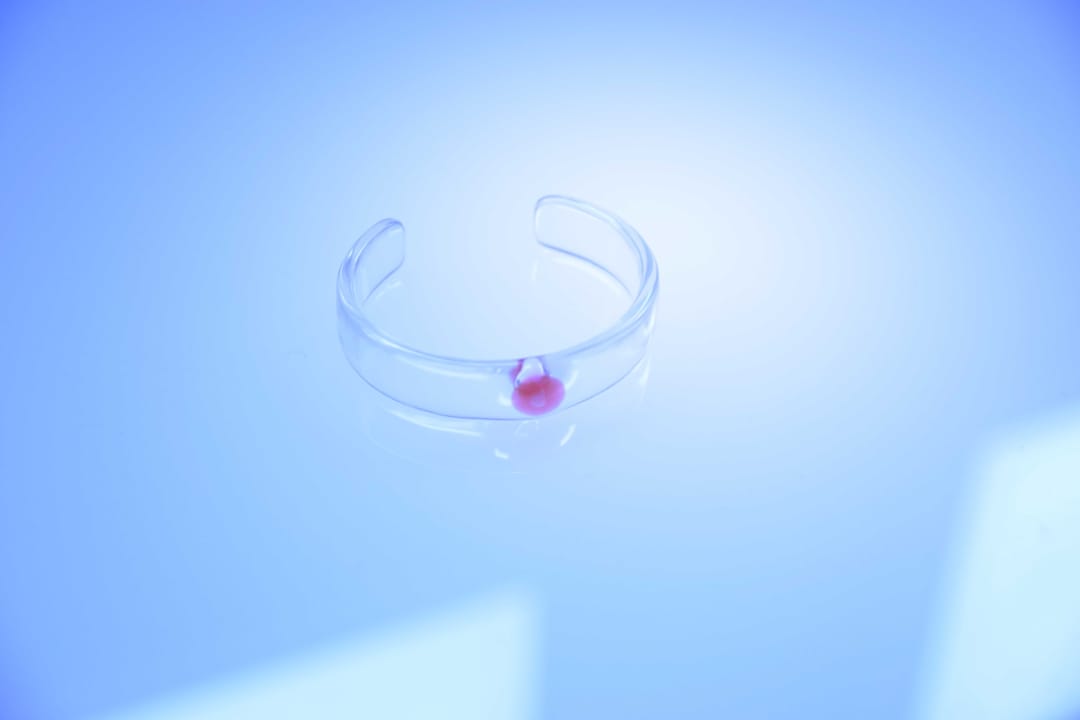 大切な人の一部を身に着ける、細胞入りのアクセサリー