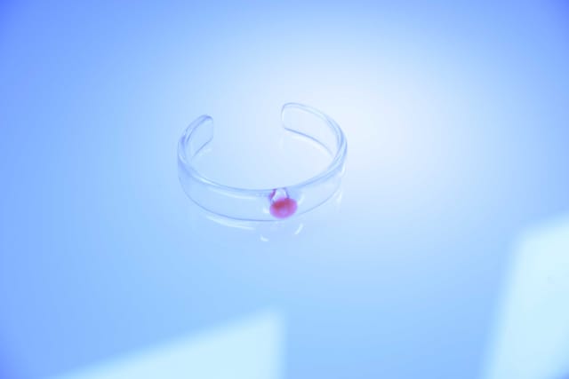 大切な人の一部を身に着ける、細胞入りのアクセサリー