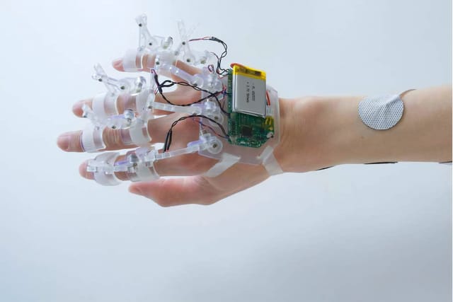 電気刺激で指の動きを操作するハプティクスデバイス