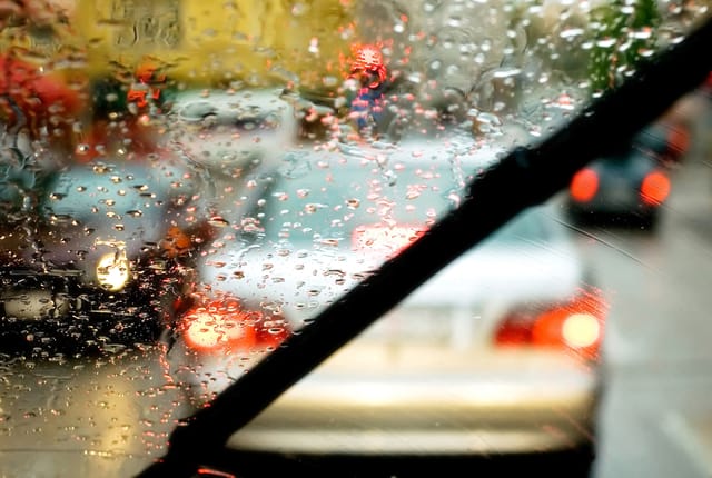 ワイパー不要で窓の汚れや雨滴を除去できる装置
