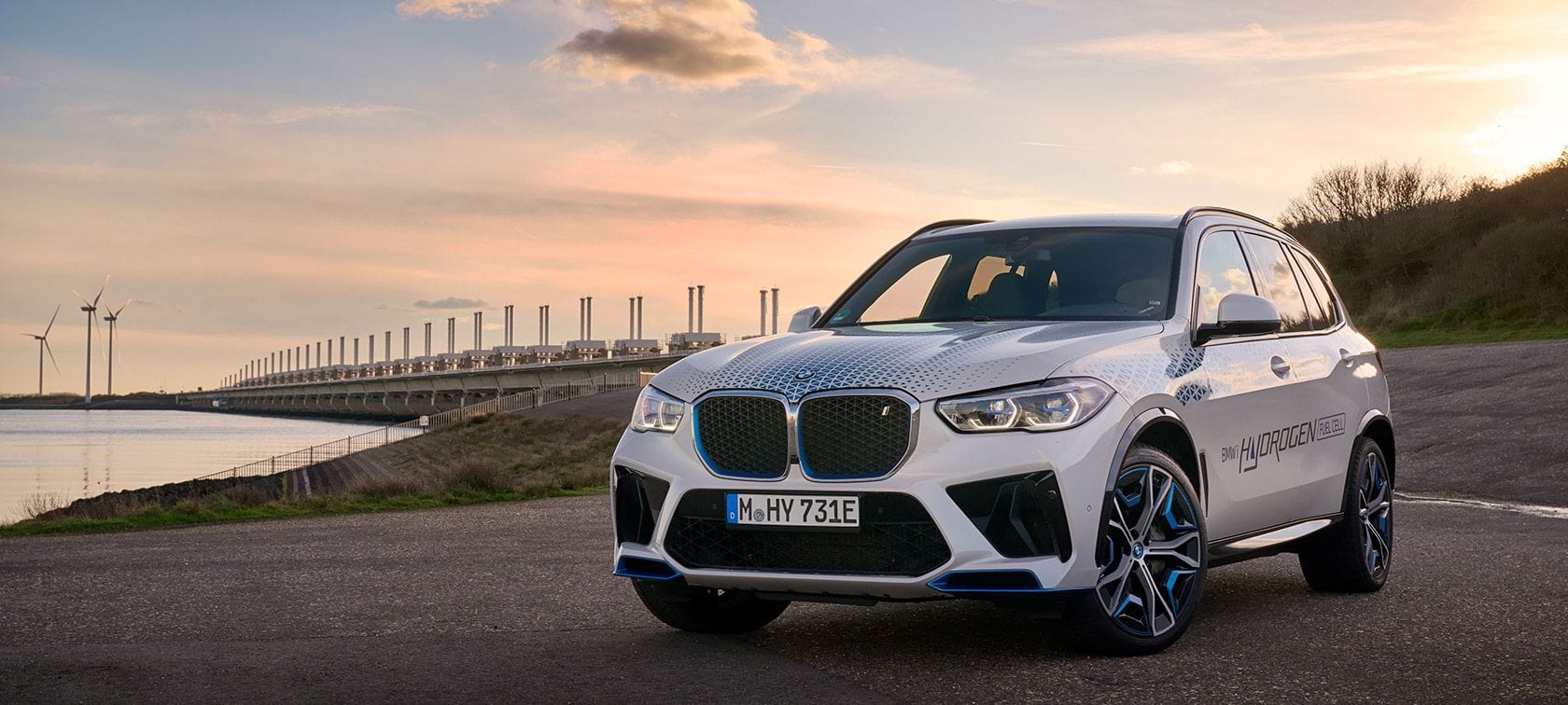 BMWの水素燃料電池車が日本初上陸、「iX5 Hydrogen」公道走行実験を開始─充電3分で約500km走行