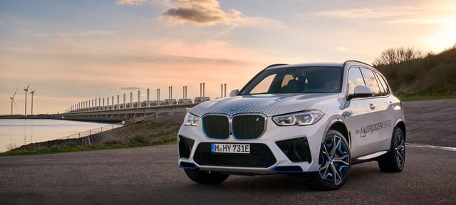 BMWの水素燃料電池車が日本初上陸、「iX5 Hydrogen」公道走行実験を開始─充電3分で約500km走行