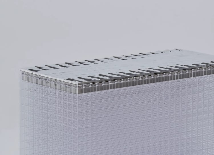 静止しているのに、液体のように揺らいで見える金属表現