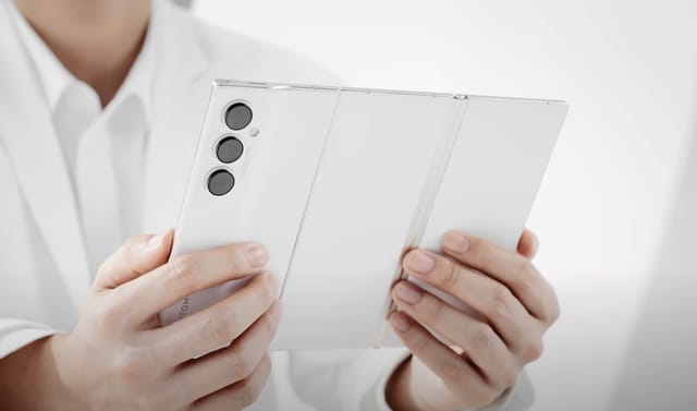 中国企業TECNO、超薄型三つ折りスマートフォン「PHANTOM ULTIMATE 2」発表