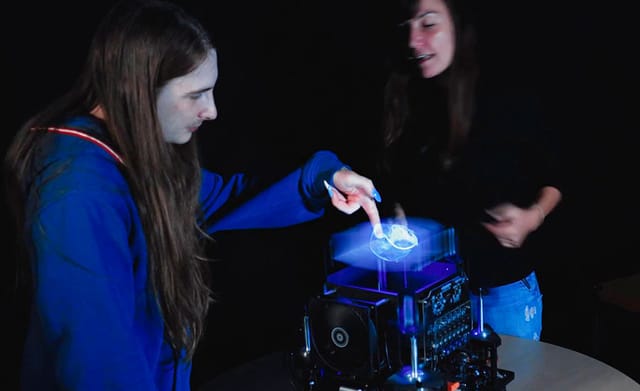スペインのナバーラ州立大学、手で直接触れるホログラム技術「FlexiVol」を開発