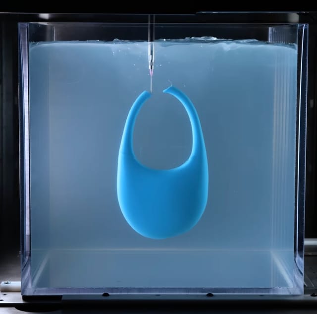 重力のない液体ジェルの中で3Dプリントするバッグ―ディズニーとCoperniが最先端3Dプリントバッグを発表