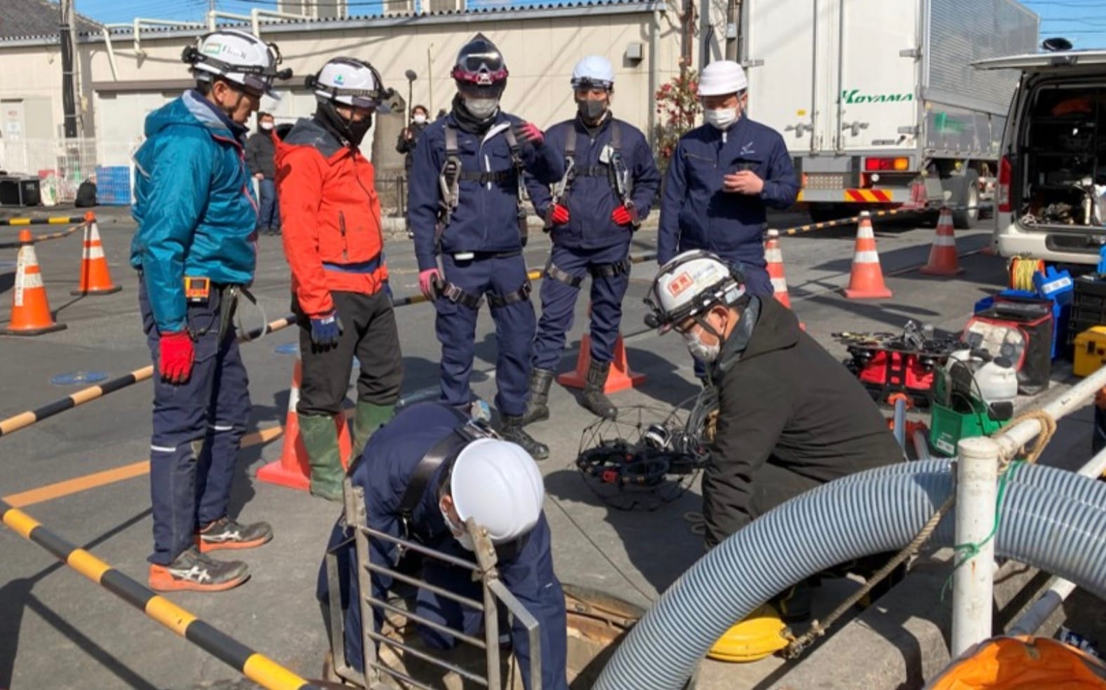 埼玉県八潮市の道路陥没事故、ドローンで下水管内調査を実施
