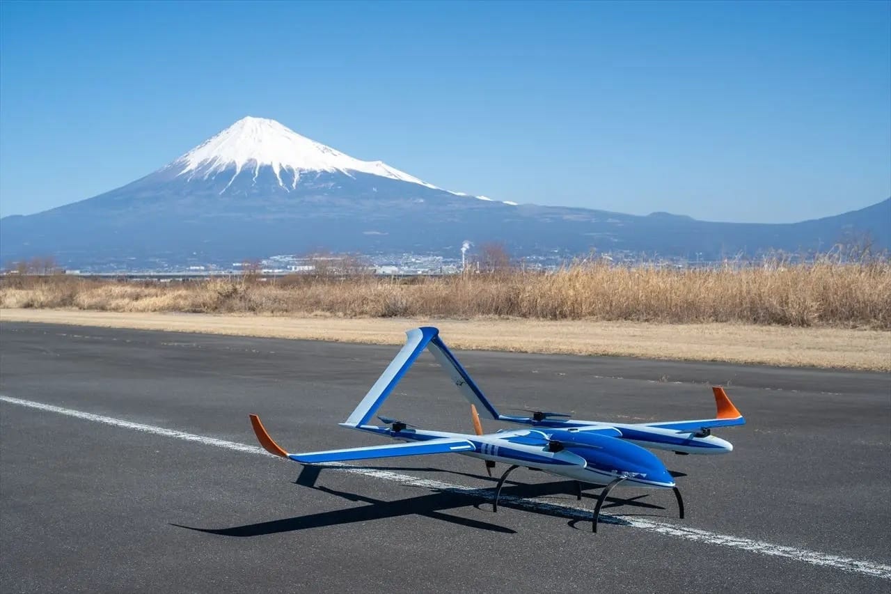航続距離1000km以上、滑走路不要な長距離VTOLドローン「テラ・ドルフィンVTOL」の飛行試験を開始─災害時の実用化へ