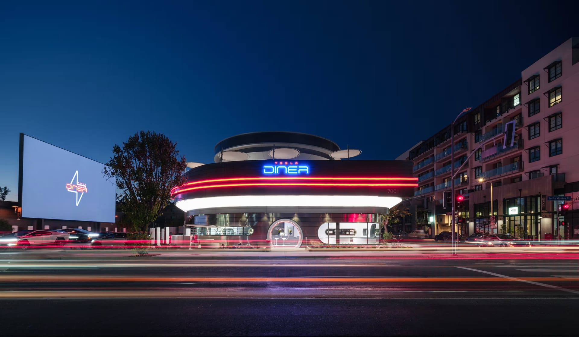 テスラ、ハリウッドにEV充電×ダイナーの24時間営業の複合施設「Tesla Diner」を開業