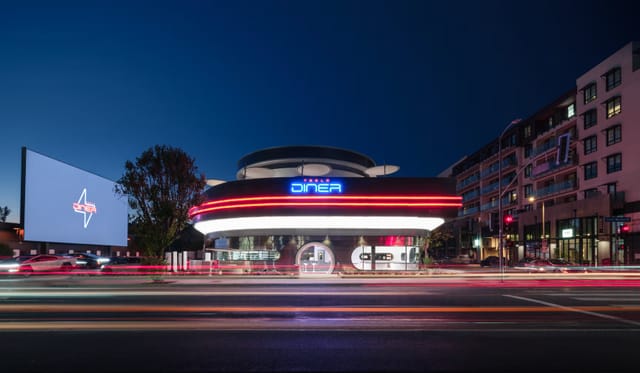 テスラ、ハリウッドにEV充電×ダイナーの24時間営業の複合施設「Tesla Diner」を開業