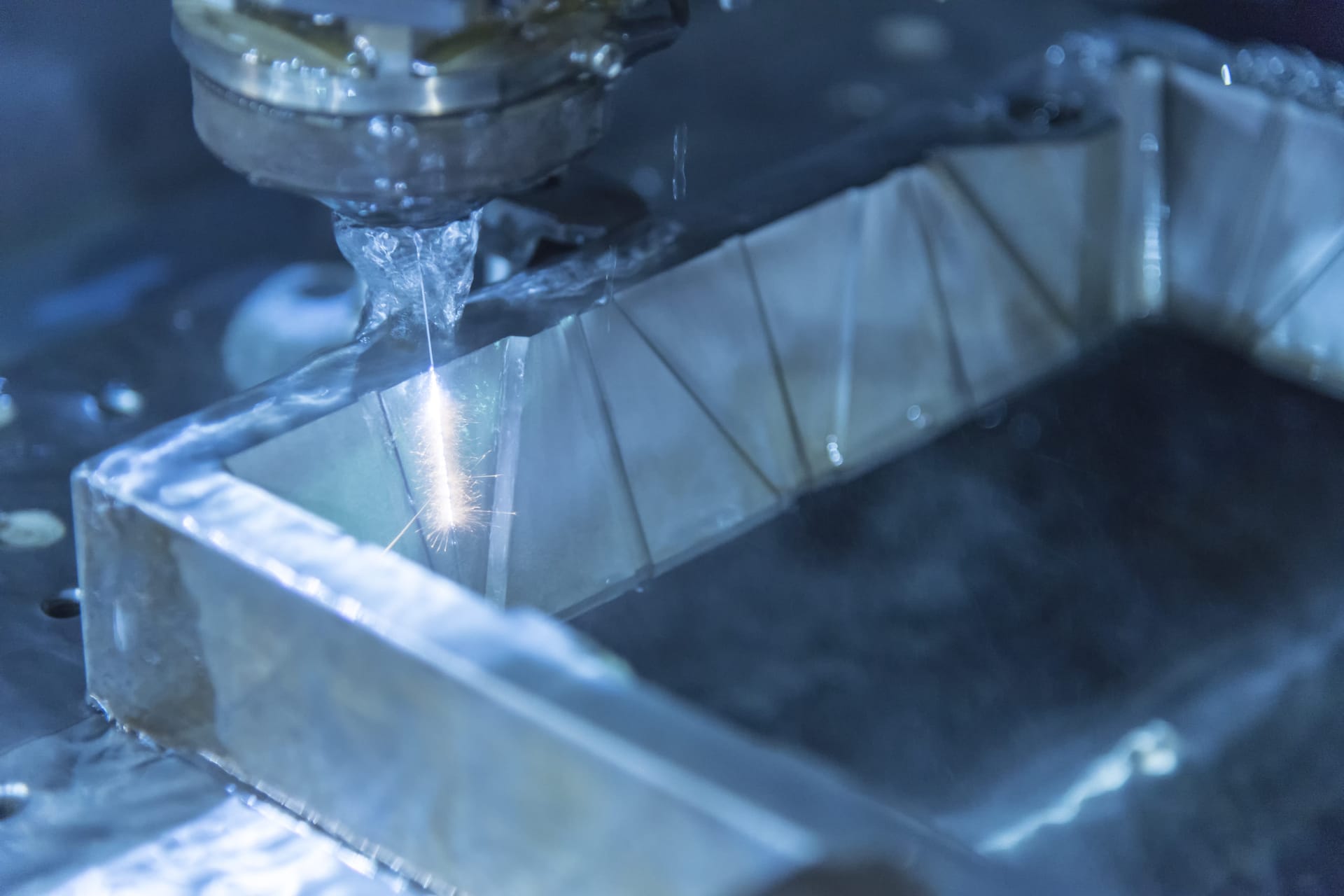 放電加工（electrical discharge machining; EDM）