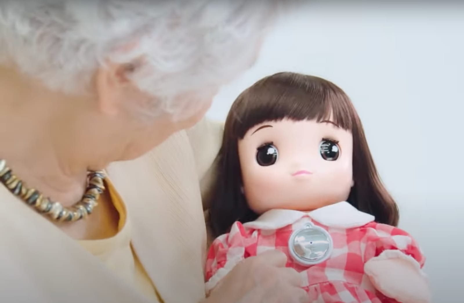 タカラトミーがシニア向けの幼児型人形「あみちゃん」を発売─AIにより