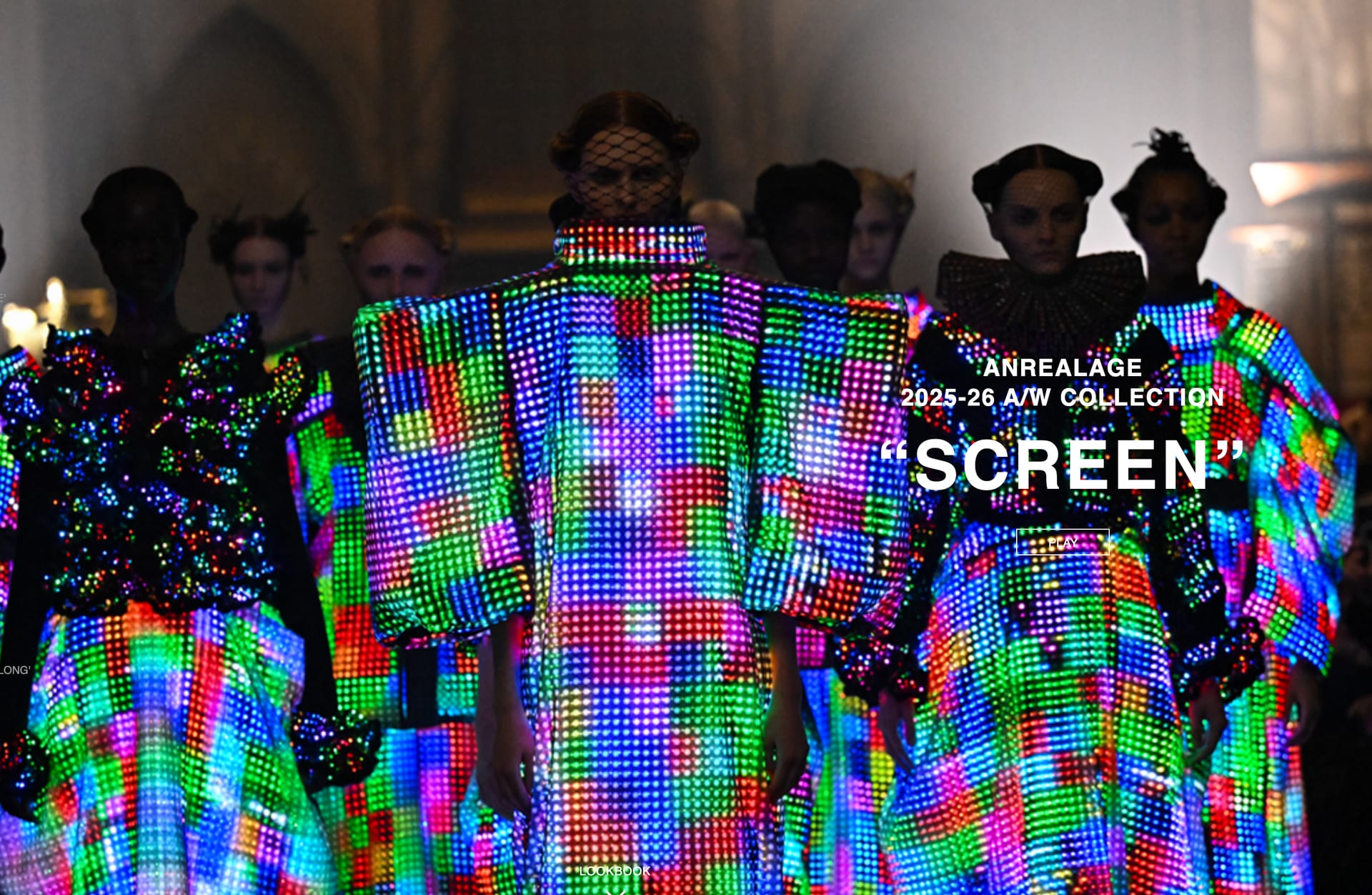 アンリアレイジ、スクリーンを纏う未来の服を発表―パリ大聖堂でLEDを使用した変化する服「SCREEN」を披露