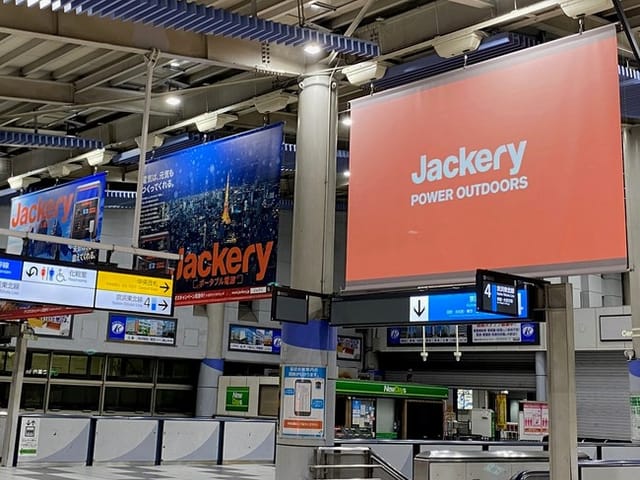 動画が流せるフラッグ？ JR品川駅にて新たな広告手法の可能性を模索する実証実験を開始