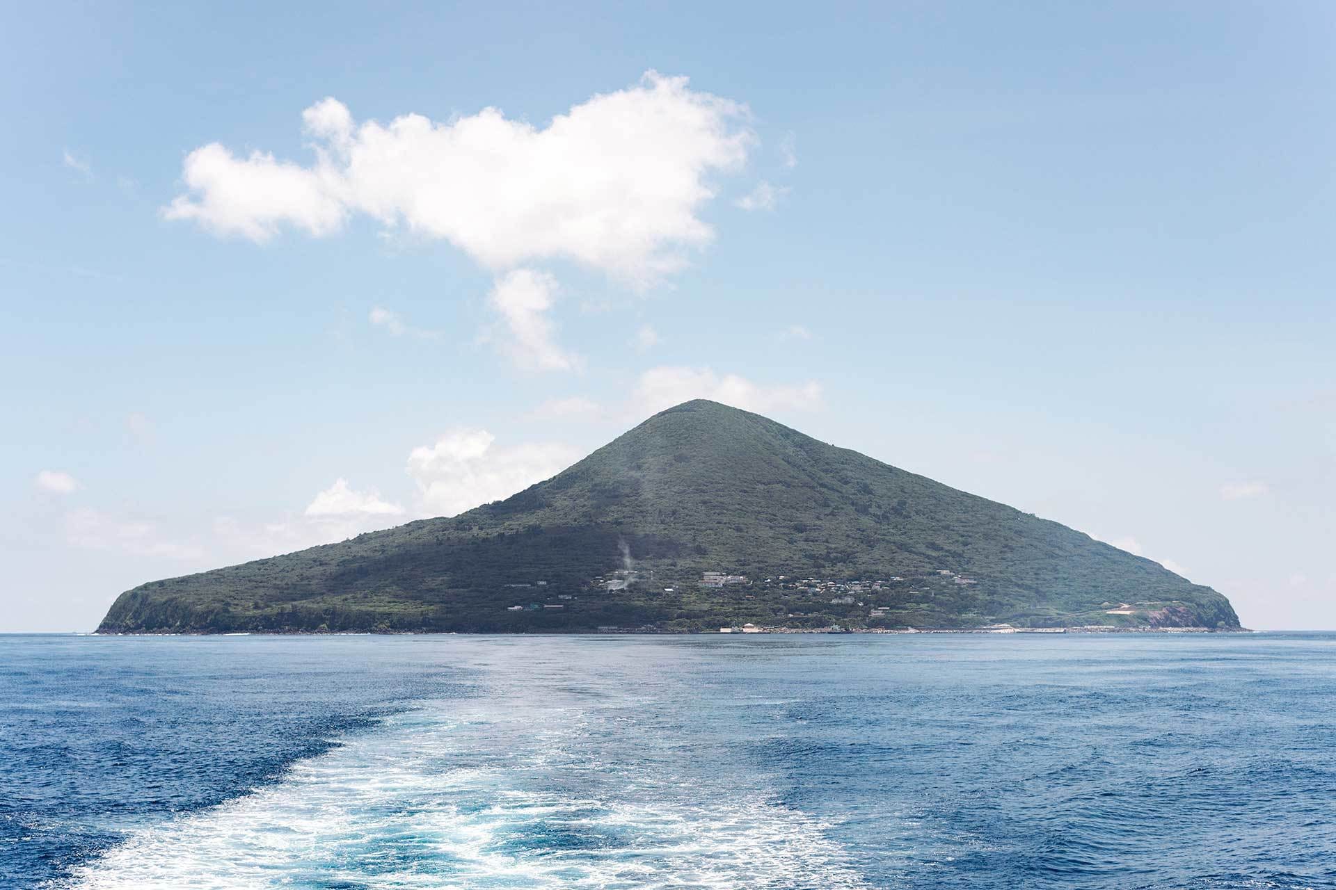 WOTA株式会社やソフトバンクら3社、離島・利島村に「オフグリッド居住モジュール」提供─水や電気を自給自足可能に