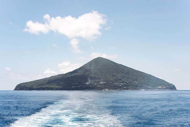 WOTA株式会社やソフトバンクら3社、離島・利島村に「オフグリッド居住モジュール」提供─水や電気を自給自足可能に