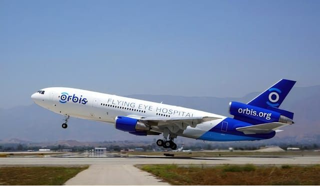 世界で唯一の“空飛ぶ眼科医院”、「フライング・アイ・ホスピタル」が関西空港に上陸─最新鋭の眼科医療研修を実現