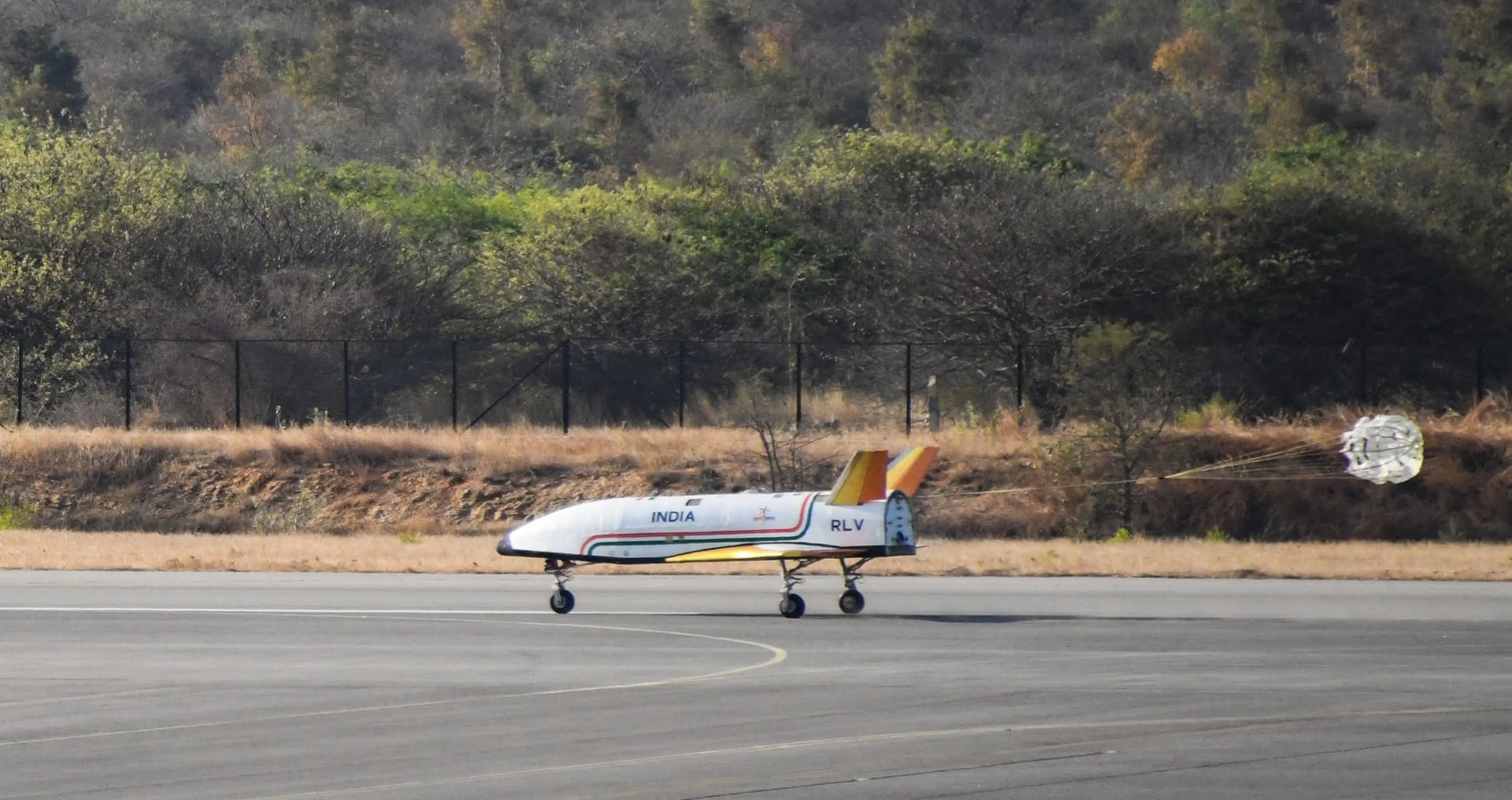 インド宇宙研究機関、無人の有翼宇宙往還機(スペースプレーン)を自律飛行で着陸させる実験に成功