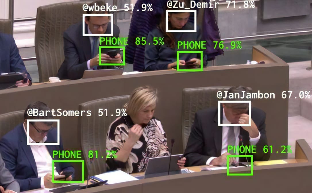 会議中にスマホに没頭する政治家をチェックするソフトウェアがベルギーで誕生、AIが自動的に検出しSNSで報告
