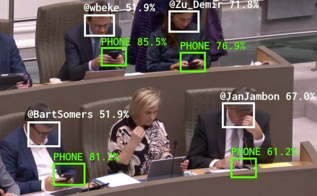 会議中にスマホに没頭する政治家をチェックするソフトウェアがベルギーで誕生、AIが自動的に検出しSNSで報告