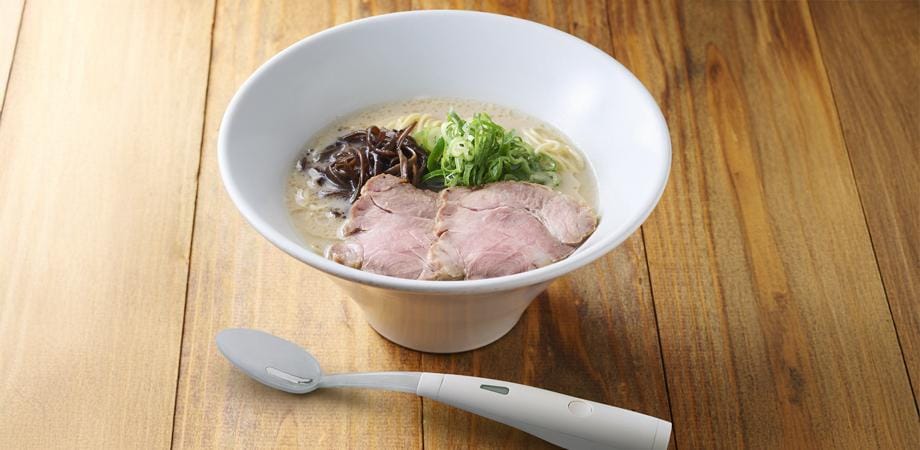 うま味増強スプーン「エレキソルト」で塩味を増強、電流スプーンで味覚