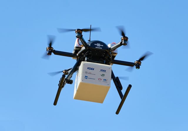 日本初、医薬品をドローンのレベル4飛行で郵送する実証実施─KDDI、JAL、JR東日本ら─2024年都心部目指す