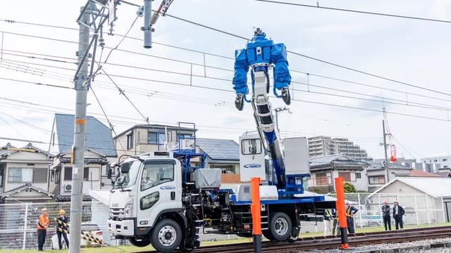 人機一体、高所作業や重労働を担う新ロボット「多機能鉄道重機」を開発―JR西日本の鉄道設備メンテナンスに導入、マンパワー削減へ