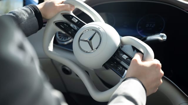 メルセデス・ベンツ、電気でハンドルを操作するステア・バイ・ワイヤ搭載の車を2026年に発売