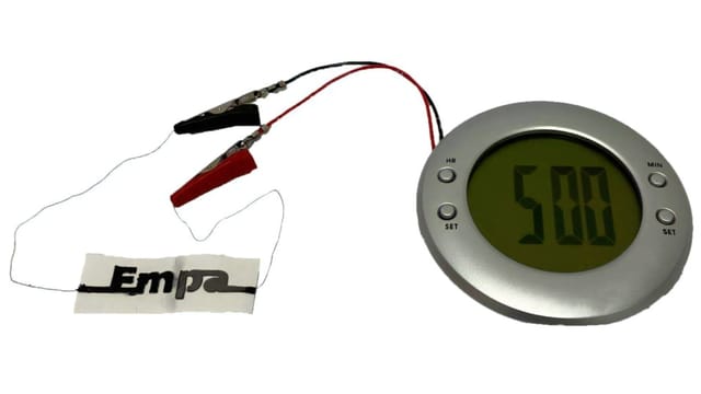 水を垂らしてインクを溶かすだけで電力を供給
